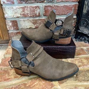 Grey City Willa Cutout Ankle Boots 7 1/2